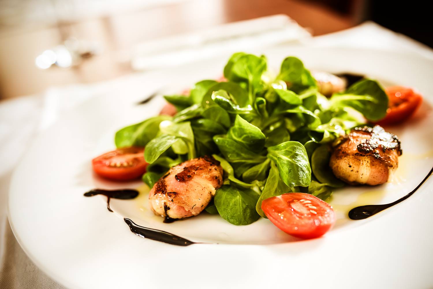 Genießen Sie italienische Spezialitäten, ob zum Mittagstisch oder zum romantischen Abendessen.