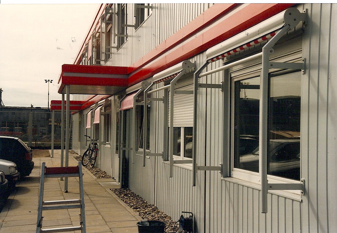 Ausgefallene Wünsche, wie Fassadenmarkisen, können sie mit unserem Rolladen- und Jalousiebau-Fachbetrieb in Hamburg abspechen