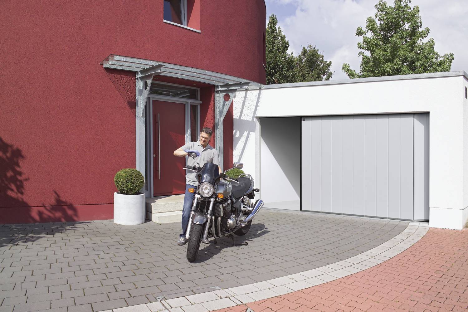 Wir beraten Sie gerne in Oldenburg, ob sich Sectional-Garagentore für Ihre Garage eignen würden.