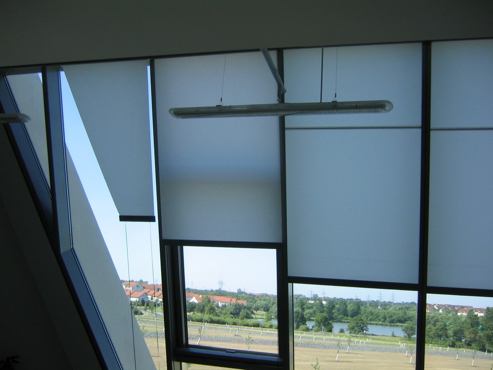 Für moderne Glasarchitektur gibt es viele Sonderlösungen, wie das Trapez-Rollo - Ihr Markisen- und Rolladenbetrieb Waldemann in Hamburg
