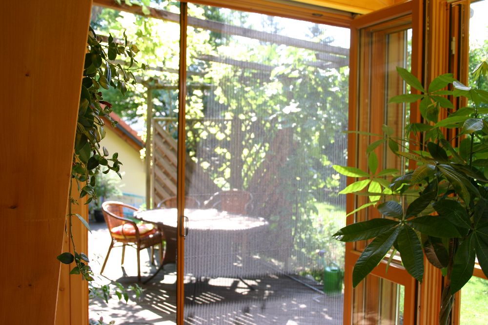 In Bad Endorf finden Sie Ihre Raumausstattung für Sonnenschutz und Insektenschutz sowie für Gardinen und Vorhänge.
