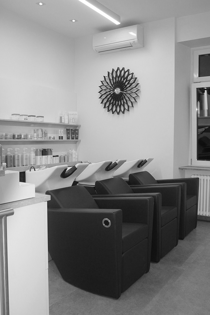 Unsere Friseurinnen bieten kompetente Beratung zu Toupet und Per&uuml;cke. Kontaktieren Sie unseren Salon in Freiburg.
