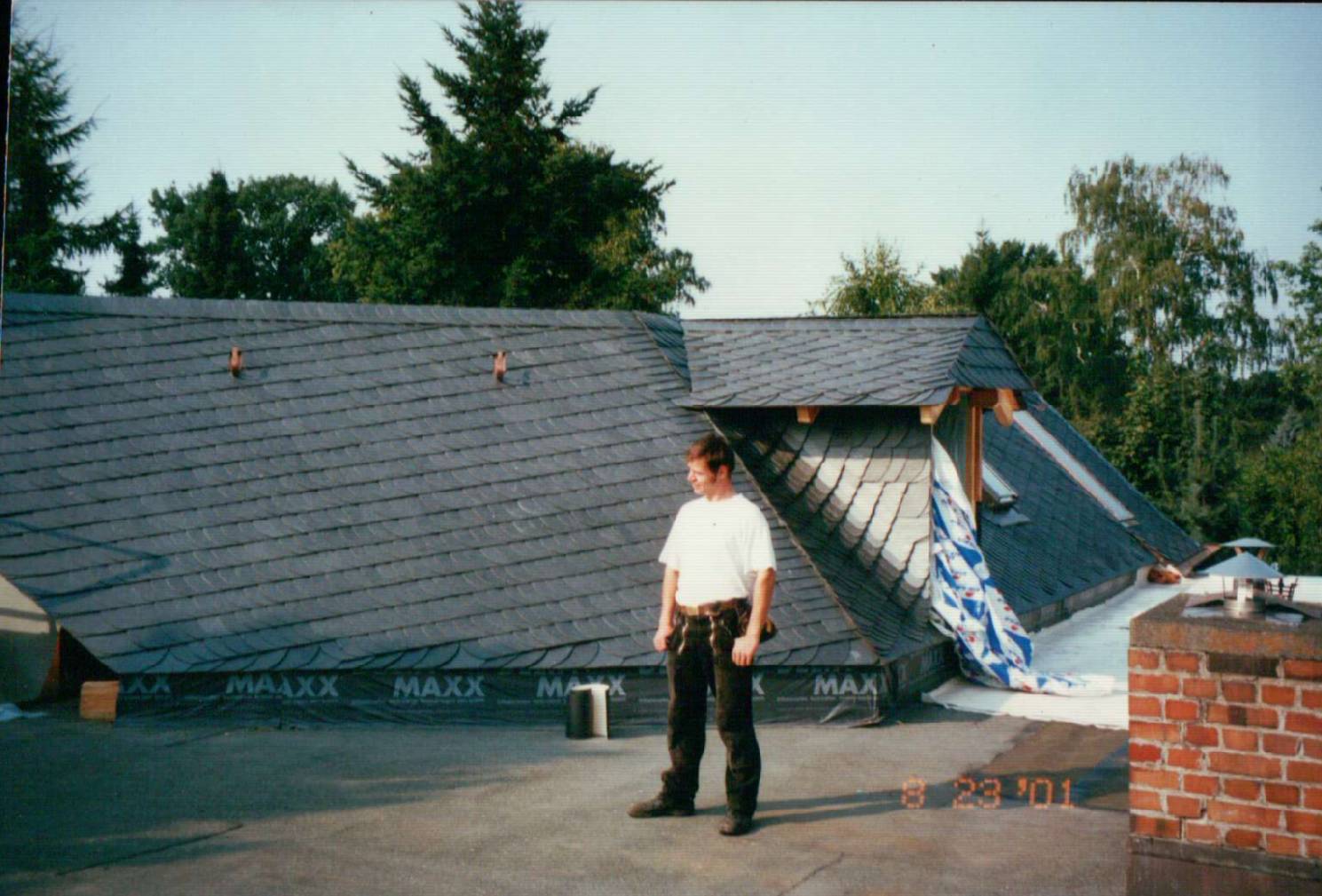 Unser Anspruch als Dachdecker bei dem Innungsbetrieb Bernd Lutsch in Niemegk ist es, die Eindeckung von Steildächern mit unterschiedlichen Materialien bis hin zu Abdichtungen aller Art einschließlich der Dachbegrünung zu bewerkstelligen.