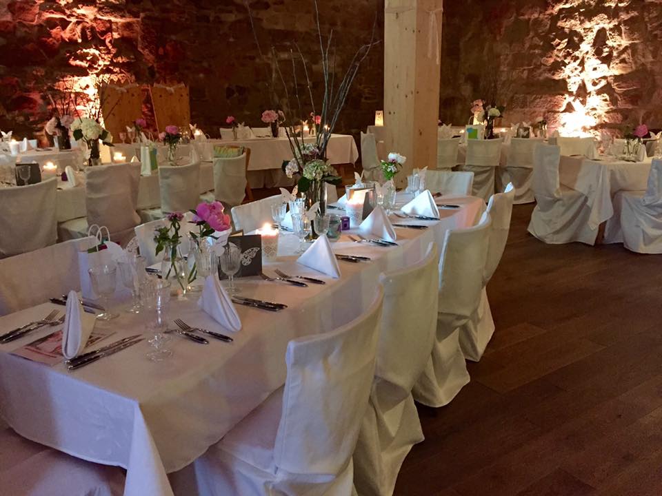 Hochzeitsaal geschmückt für das Hochzeitsmahl oder Büffet auf Burg Steinsberg in Sinsheim