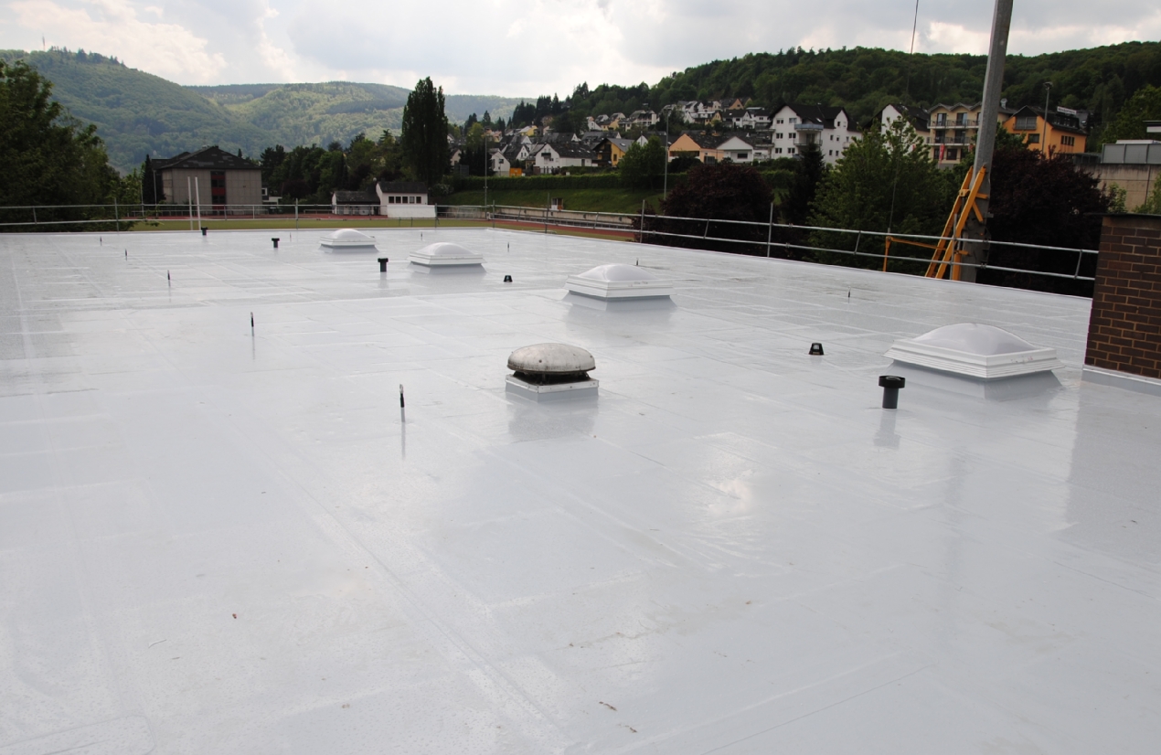 Die Dachdeckerei und Zimmerei Reh GmbH & Co. KG in Dreis führt auch Abdichtungen an Flachdächern, sowie an Terrassen oder Balkonen durch.