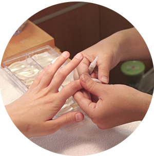 Überlassen Sie die Pflege Ihrer Hände unseren Experten des Nagelstudios Kosmetik und Wellness in Knittlingen. Hier beraten wir Sie zu unseren Leistungen wie Nagelmodellage oder Naturnagelverstärkung.