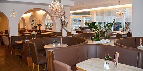 Das Café und die Konditorei "Lorenz" in Bad Füssings bietet täglich frische Kuchensorten an.
