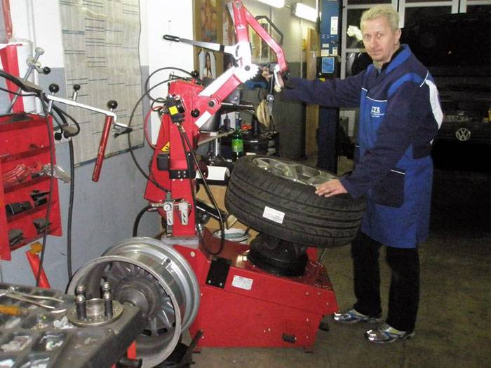 Unser Serviceangebot der Kfz-Werkstatt und dem Autodienst Eugen Pohl in Zerpenschleuse beinhaltet unter anderem: Montage und Anpassung von Reifen, Reifenwechsel und einen einem professionellen Automatikgetriebewechsel.