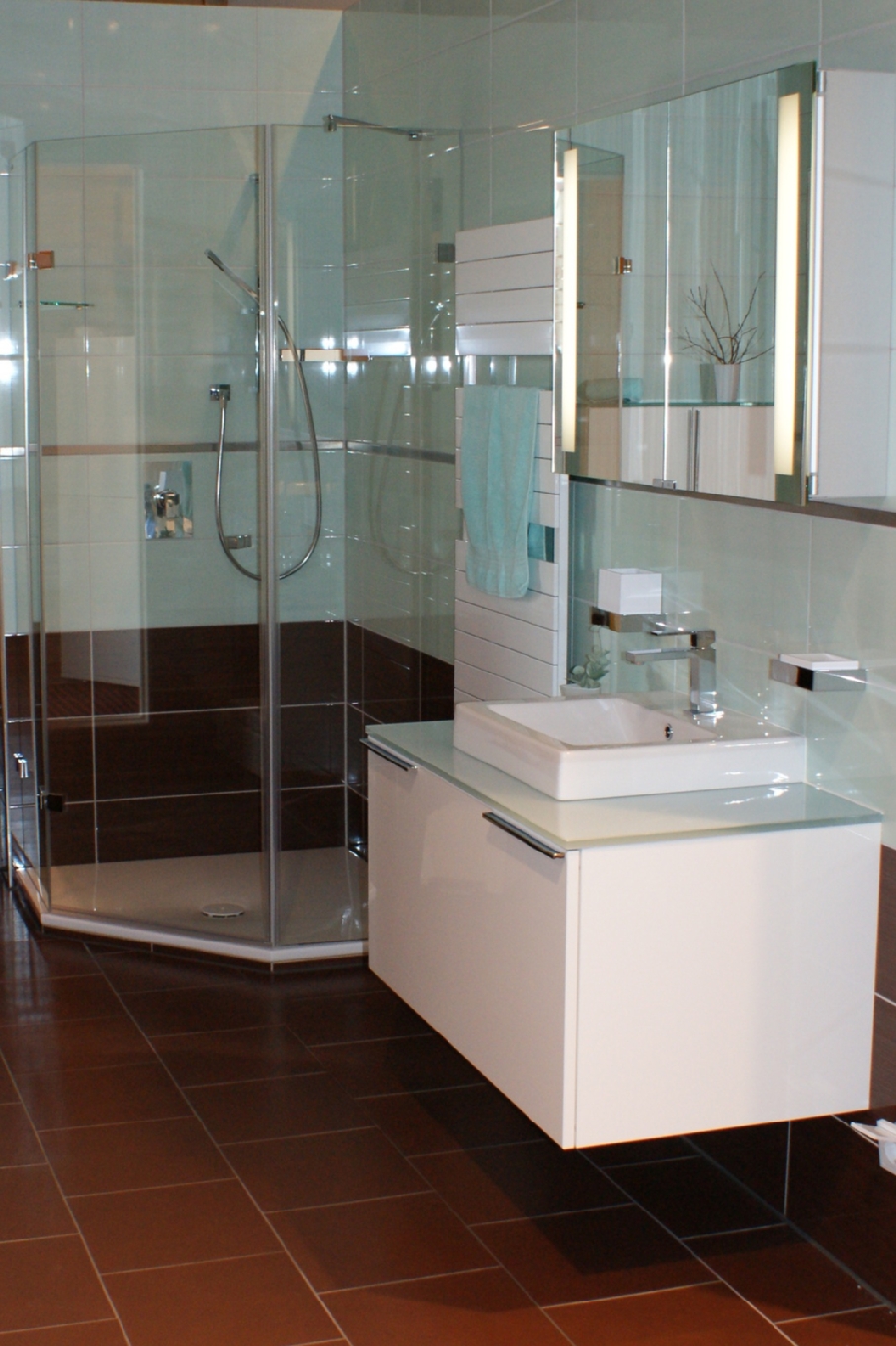 Ein Badezimmer zum Wohlfühlen. Kontaktieren Sie uns - Ihr Sanitär, wenn es um Badezimmer nach Maß geht.