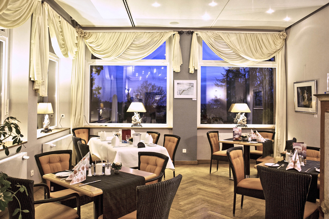 In unserem Restaurant haben wir separate Veranstaltungsräume:  Balkonzimmer, Weinlokal Korkenzieher / Nikolauskeller, Café Galerie