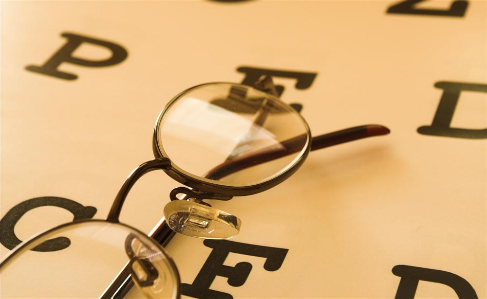 Als Ihr Augenarzt für den Raum Langenzenn, Cadolzburg und Fürth beraten wir Sie ausgiebig rund um die Themen Brille und Kontaktlinse.