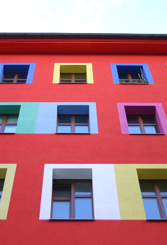 Damit Ihr Haus sowohl Innen, wie auch Außen schön aussieht bieten wir Fassadenarbeiten und Maler- und Tapezierarbeiten an