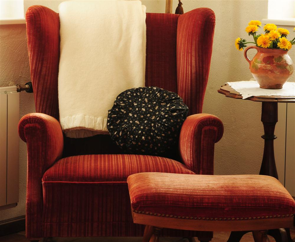 Sofa neu beziehen oder Stuhl polstern, wir beraten Sie gerne zu feinsten Polsterstoffen in Harsum bei Hildesheim