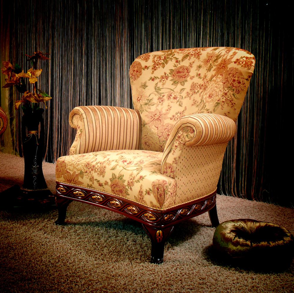Wir beziehen Ihre Polstermöbel wie zum Beispiel Sessel neu, zudem bieten wir auch Plissees oder Lederreparaturen an - Raumaustattung Lorz in Harsum bei Hannover