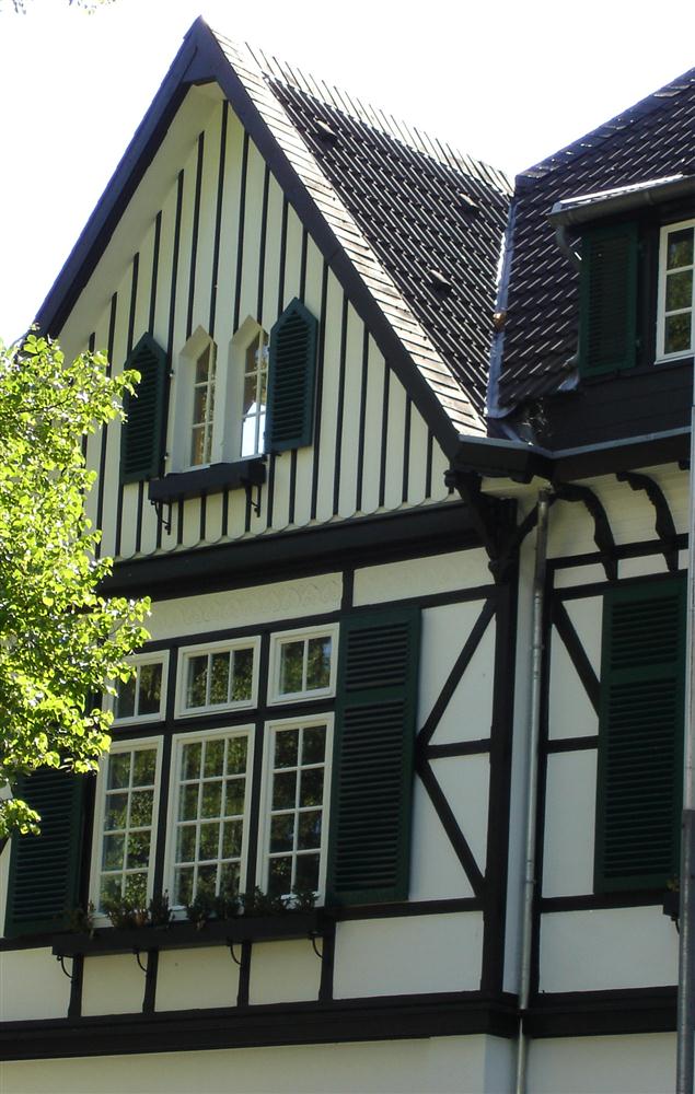 Ein guter Fassadenanstrich schützt die Hauswand vor Witterungen, holen Sie sich dazu einen Fachmann wie Malermeister Metin Arif aus Oelde