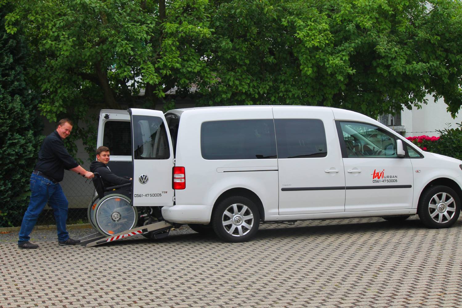 Zu unseren Leistungen gehören Taxifahrten, Krankenfahrten, Dialysefahrten, Bestrahlungsfahrten und Rollstuhltransporte in Kassel.