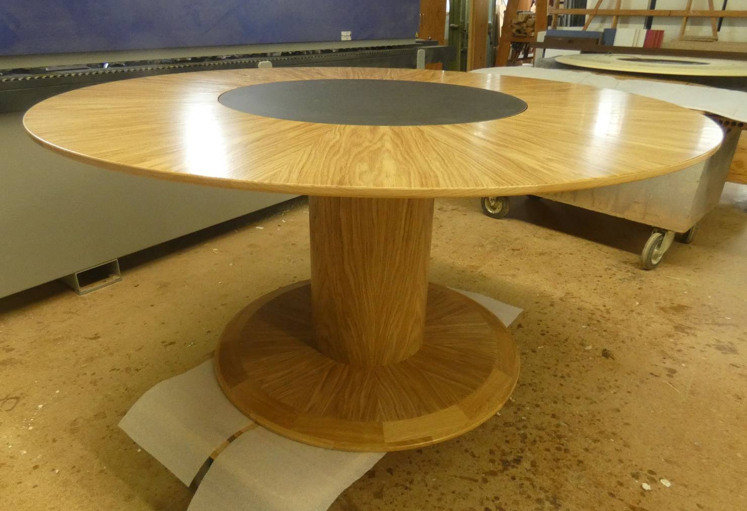 Ein runder Tisch soll in Ihr Heim? Der rotus der Tischlerei Schön GmbH aus Beeskow ist perfekt für Sie.
