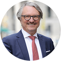 Wenden Sie sich mit Ihren Fragen zu Themen wie Grundstück, Immobilienkauf oder Immobilienschenkung gerne an Dr. Dirk Steiner in München.