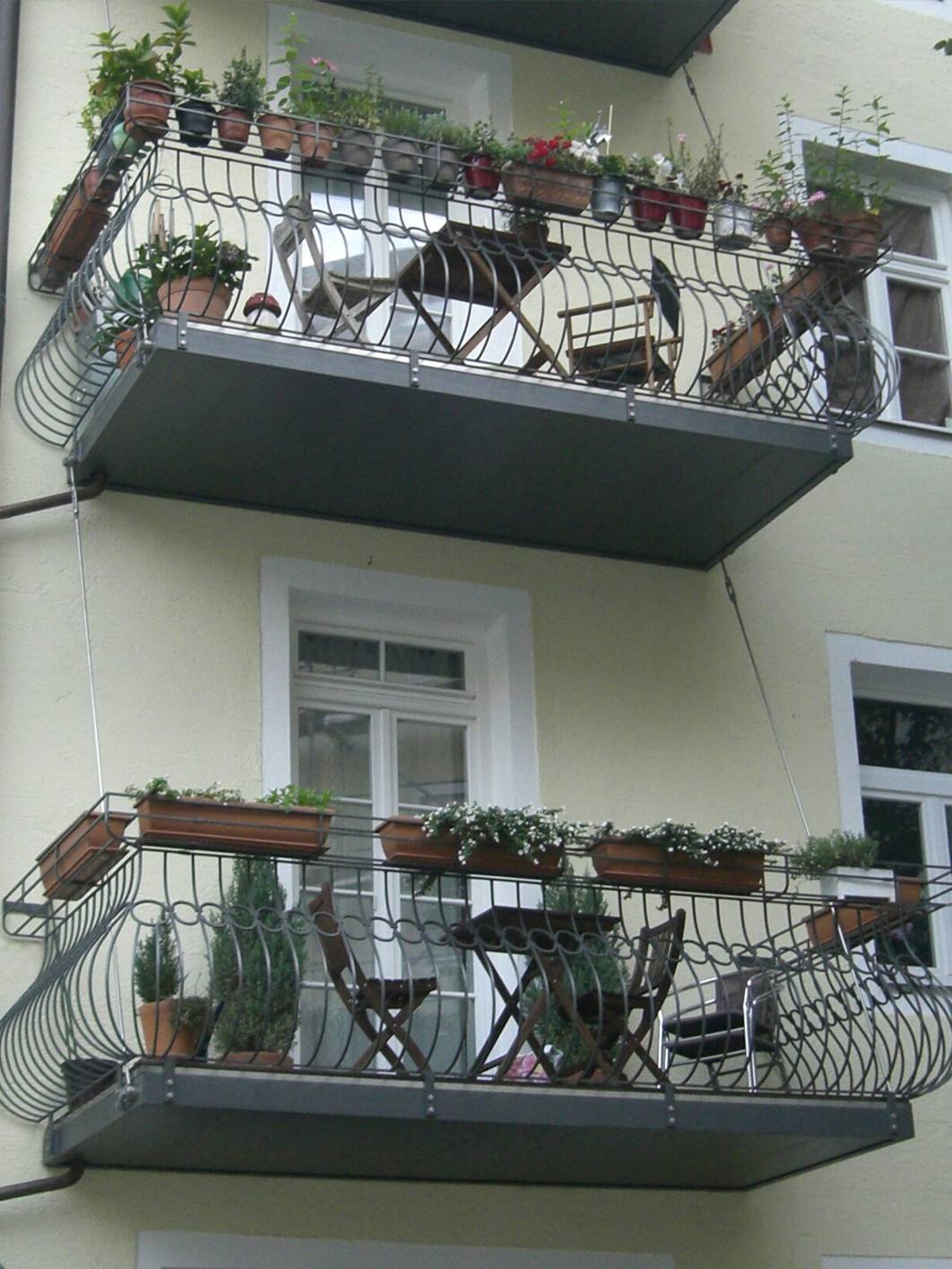 Im Stahlbau stellen wir Balkone nach Ihren Wünschen und in der passenden Größe des Gebäudes in Hermsdorf.