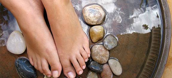 Im Bereich der Fußpflege bieten wir medizinische und kosmetische Fußbehandlungen.