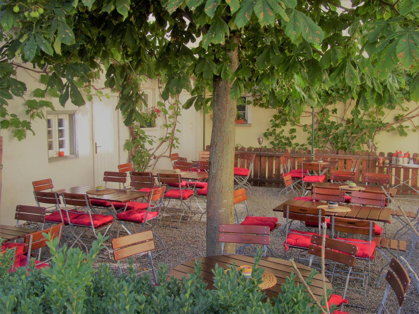 Im Sommer können Sie ebenfalls im Biergarten unserer Gaststätte in Herbertingen sitzen.
