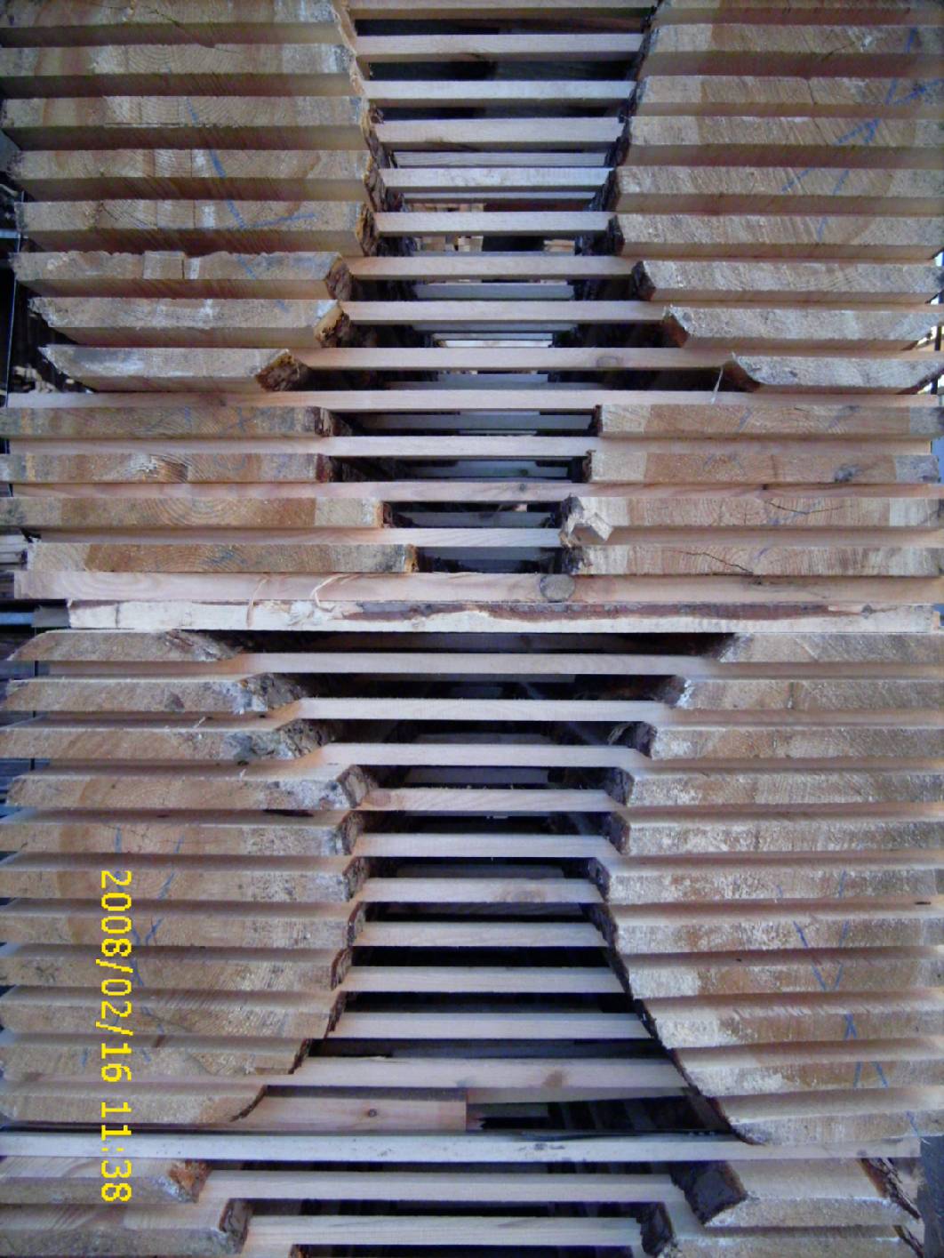 In Mengen sind wir der führende Holzfachmarkt für Holzbalken, Terrassendielen und Massivholz aus Lärche und Eiche.