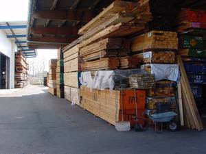 Wir bieten Ihnen in unserer Holzhandlung in Mengen eine große Auswahl an Bauholz, Terrassendielen, Holzbalken, Massivholz.