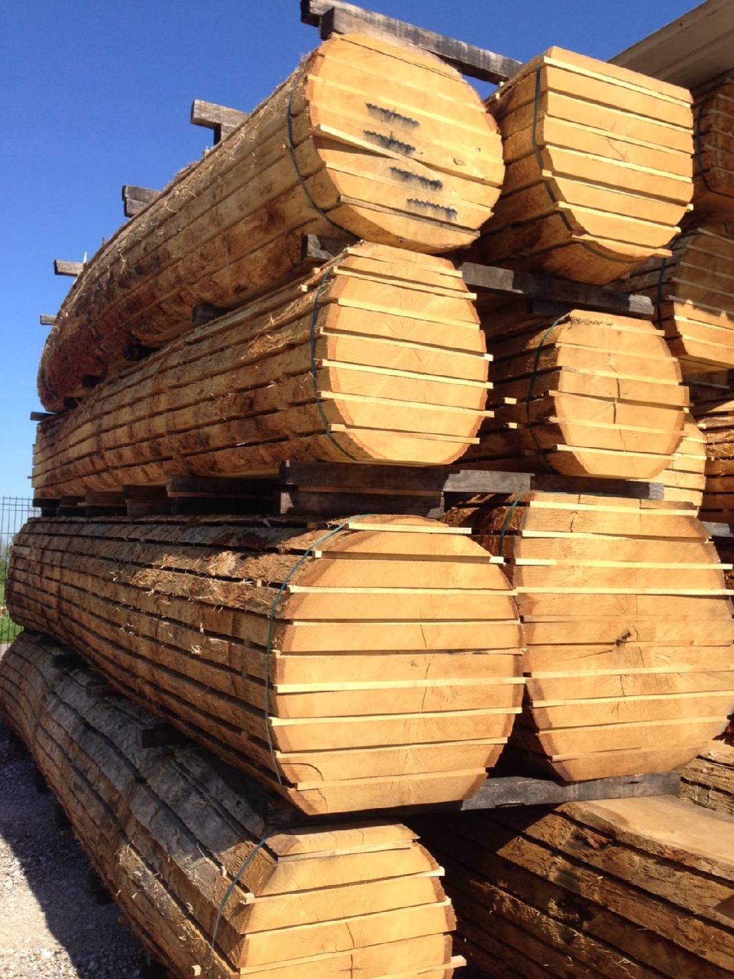 Besuchen Sie die Holzhandlung Reitter GmbH in Mengen aus Sigmaringen und Bad Saulgau, falls Sie dringend Terrassendielen, Holzbalken oder Massivholz benötigen.