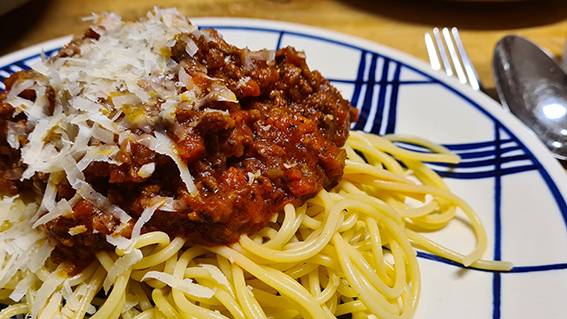 Spaghetti Bolognese mit Reibekäse angerichtet
