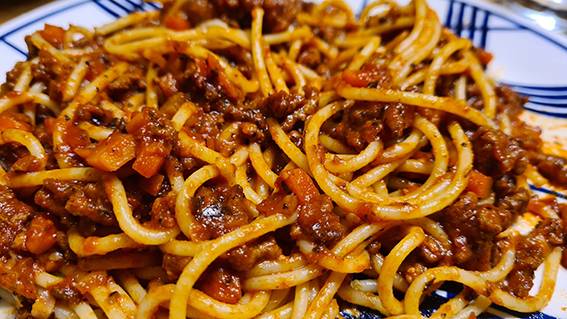 Spaghetti Bolognese: das fertige Gericht auf dem Teller-alles vermengt