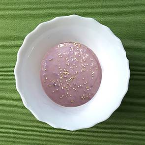 Brombeerquark mit Quinoa-Pops im Schälchen für Kita-Verpflegung