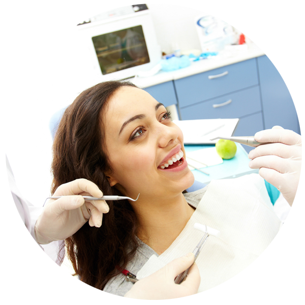 In unserer Zahnarztpraxis in Kandel erhalten Sie formschönen Zahnersatz.