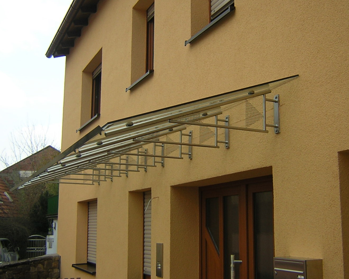 Neben Baumaßnahmen rund um Tore und Geländer sind auch verschiedene Überdachungen in unserem Leistungsspektrum in Rimpar enthalten.
