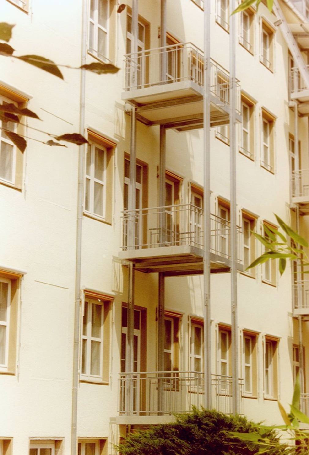 Mit einem Balkon haben Sie auch in der Stadt die Möglichkeit sich draußen eine eigene Oase zu errichten, wir bieten dafür die passenden Balkonanlagen