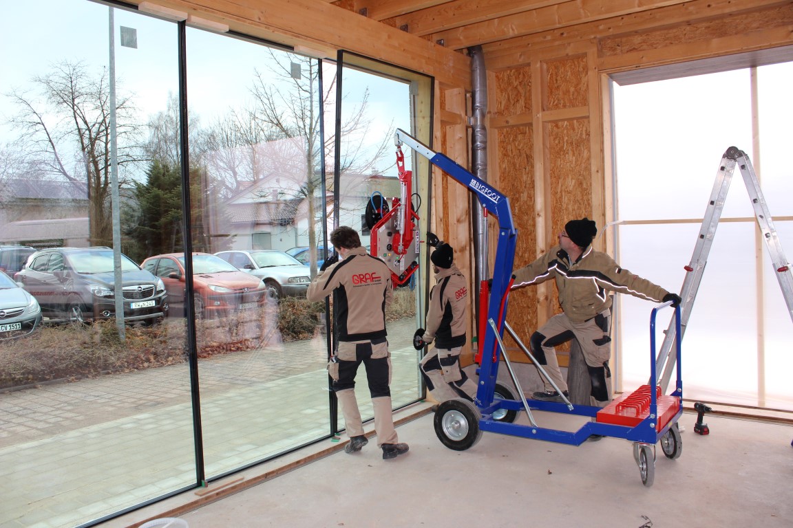 Der Einbau moderner Glasfassaden durch geschulte Mitarbeiter unserer Schreinerei Graf