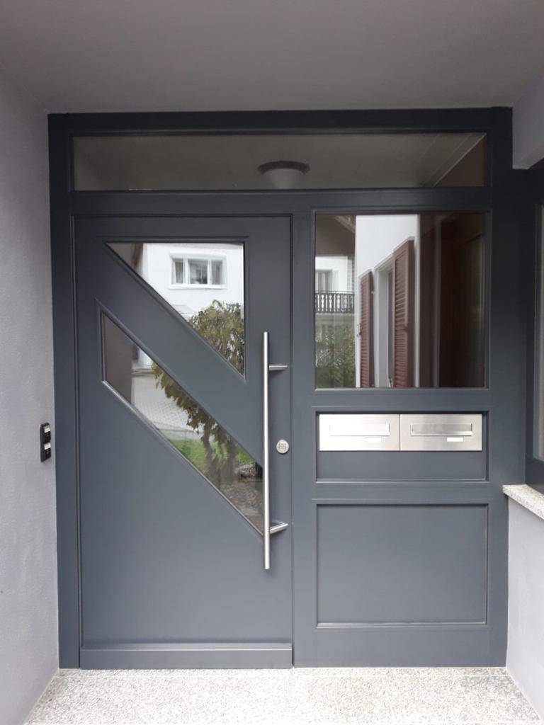 Die Schreinerei Graf in Schramberg Sulgen verkleidet Ihre Haustür mit Aluminium.