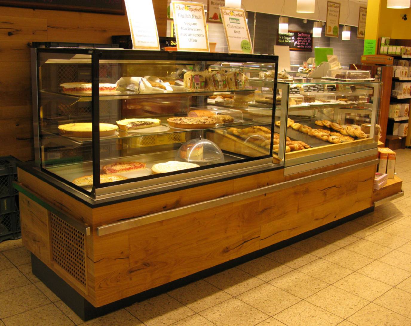 Ihr Experte für Ladenbau für Bäckereien in Stuttgart oder München: zum Beispiel speziell gefertigte Kühlvitrinen für Kuchen und Torten.