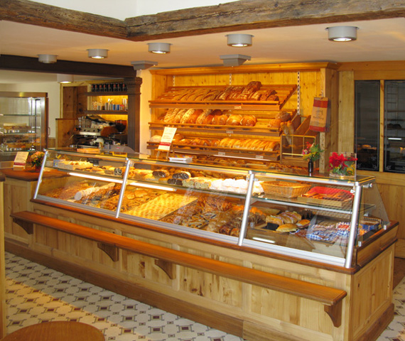 Einrichtungsplanung für Bäckereien in Stuttgart und Umgebung wie Einrichtungen in Altholz mit Brotregal und teilweise gekühlter Backwarentheke.