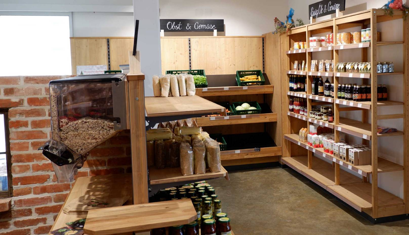 Regale aus Holz als Ladeneinrichtung für offene Waren, Wein und Obst Gemuese