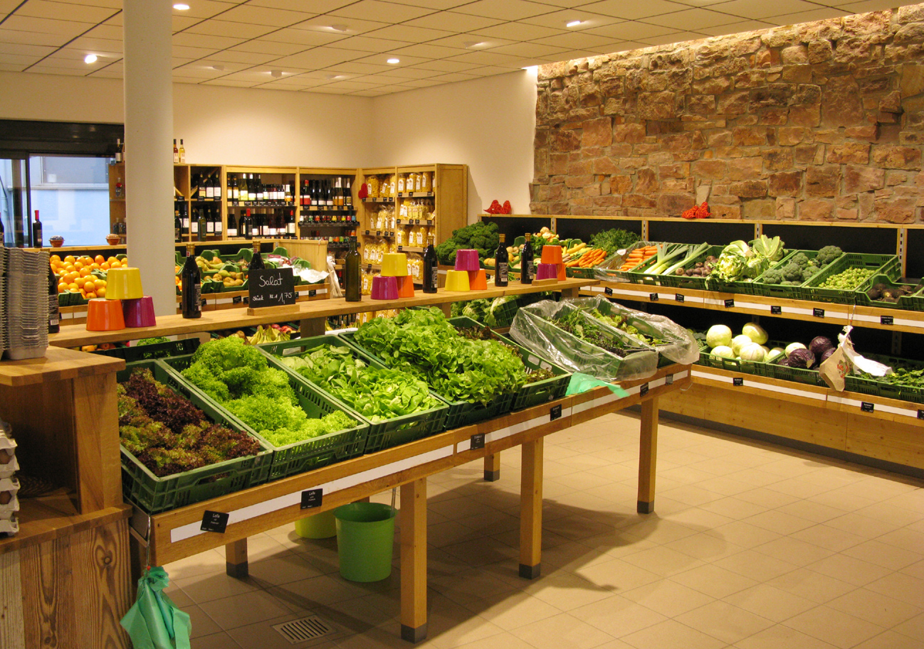 Obst- und Gemüseregale und Salatschrägen fertigt Mobili in Neu-Ulm.