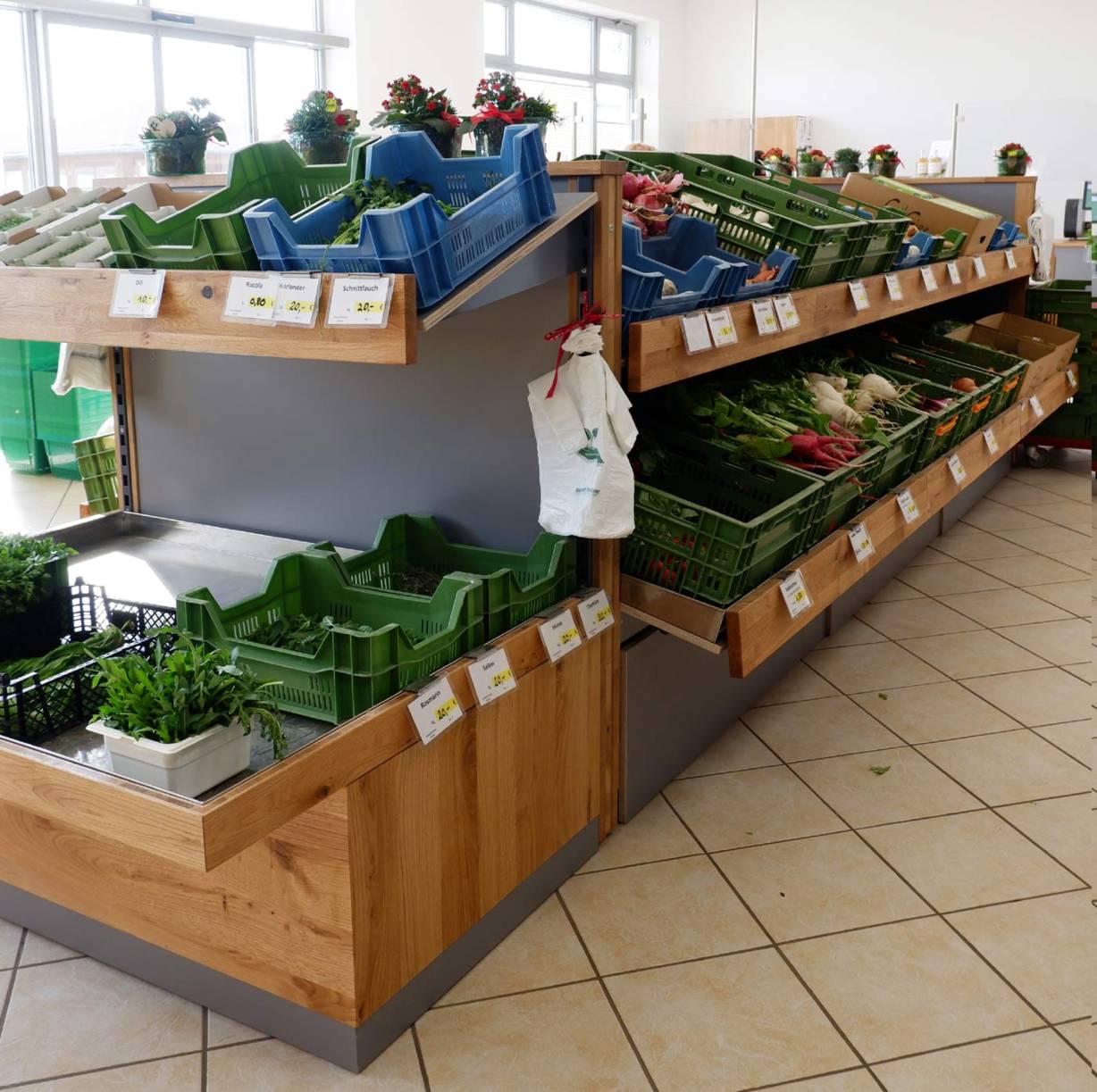 Mobili Ladenbau liefert Obst Gemüse Gondelregale  Modell M14, mit Kräuterwanne.