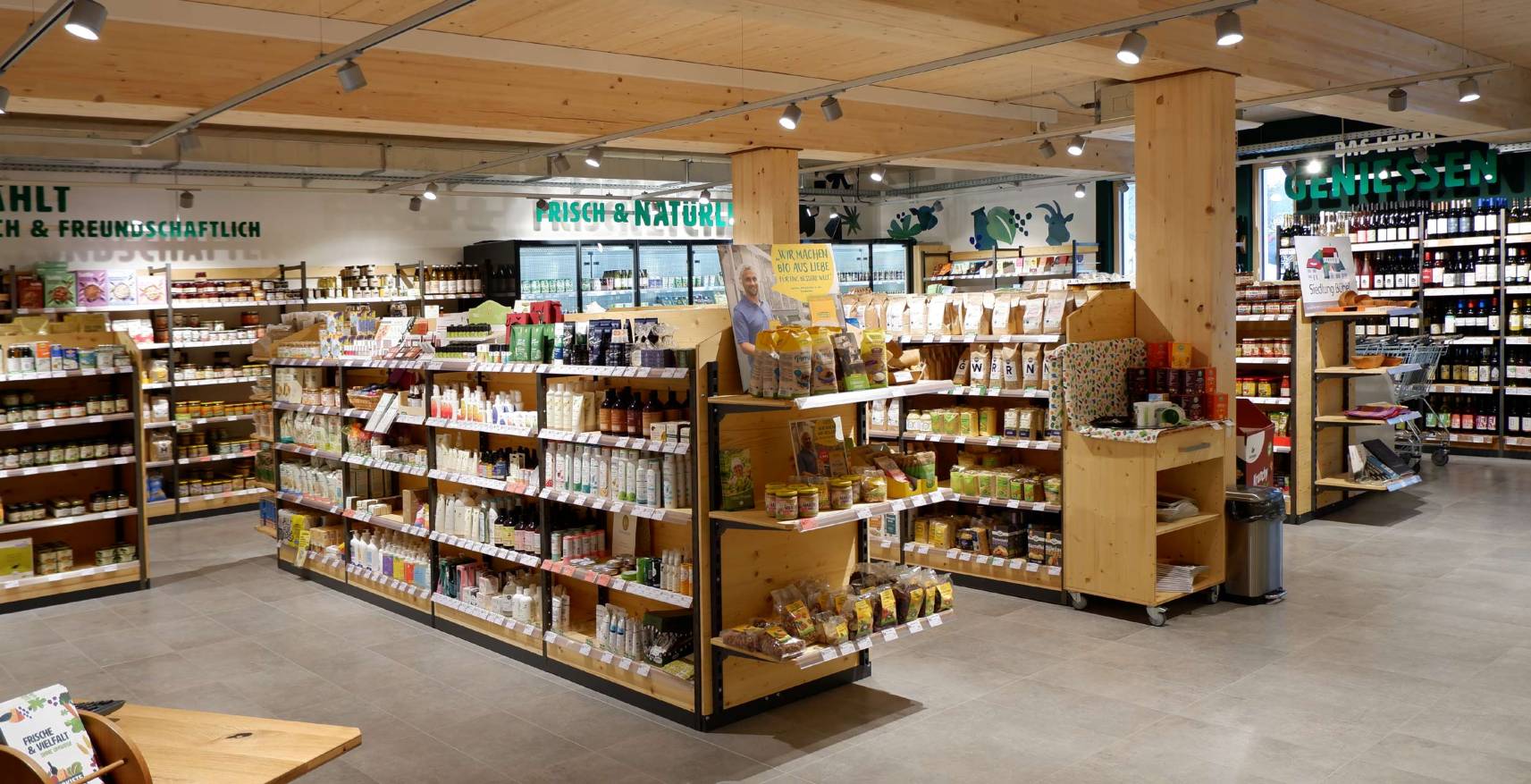 Eine Ladeneinrichtung für einen Bioladen in Wiesenfelden, das erledigt die Firma Mobili planen + einrichten aus Neu-Ulm