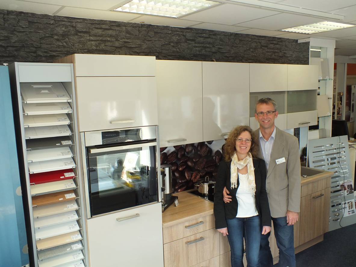 Neben Elektrogeräten bieten wir auch maßgeschneiderte Küchen an - Technik-Center Siegmann in Marienheide