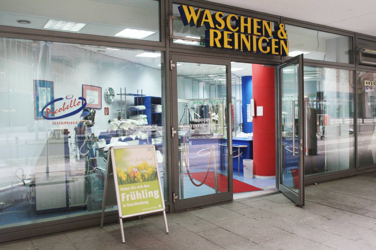 Wir bieten die Reinigung von Anzügen und einen Teppich- & Gardinenservice in Berlin an.