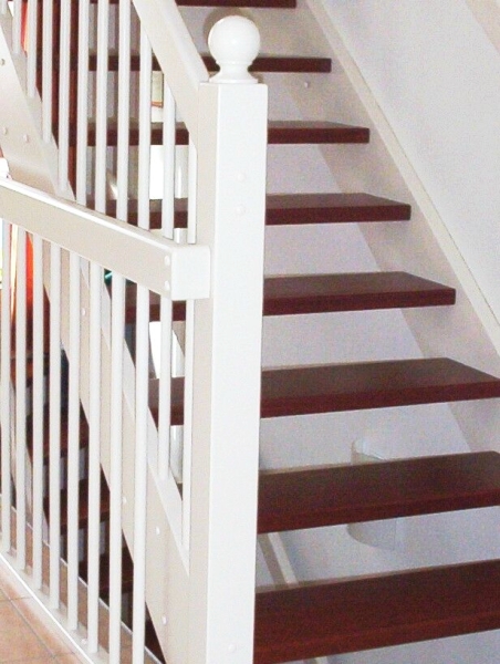 Treppe in weiß mit Mahagoni Stufen