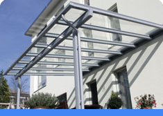 Sie wünschen sich eine Terrassenüberdachung? Wir bieten in Mönchengladbach verschiedene Terrassendächer an.
