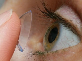 Es gibt viele verschiedene Sorten von Kontaktlinsen, welche für Sie die Richtige kann in einem Beratungsgespräch bei Optiker Jäger in Rendsburg geklärt werden