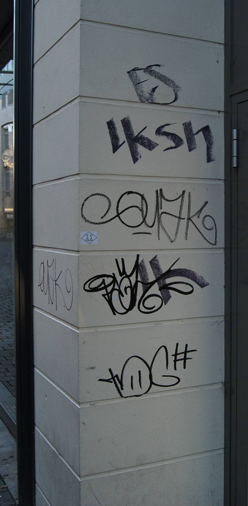 Bei der Graffitibeseitigung verwenden wir ein besonders umweltschonendes Verfahren. Wir sind in Bielefeld f&uuml;r Sie da.