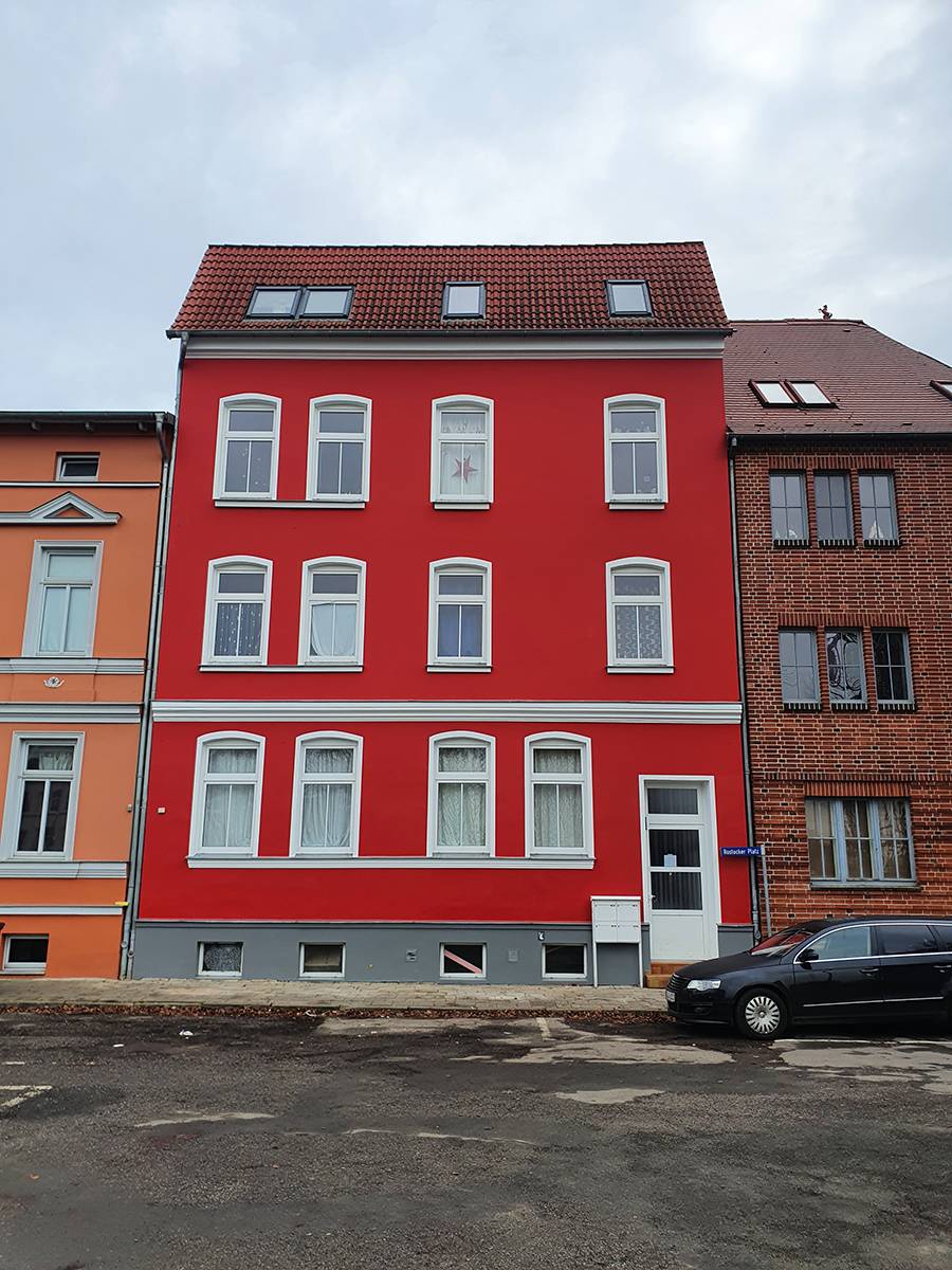 006  Mehrfamilienhaus Fassade Rot-Weiss-kl