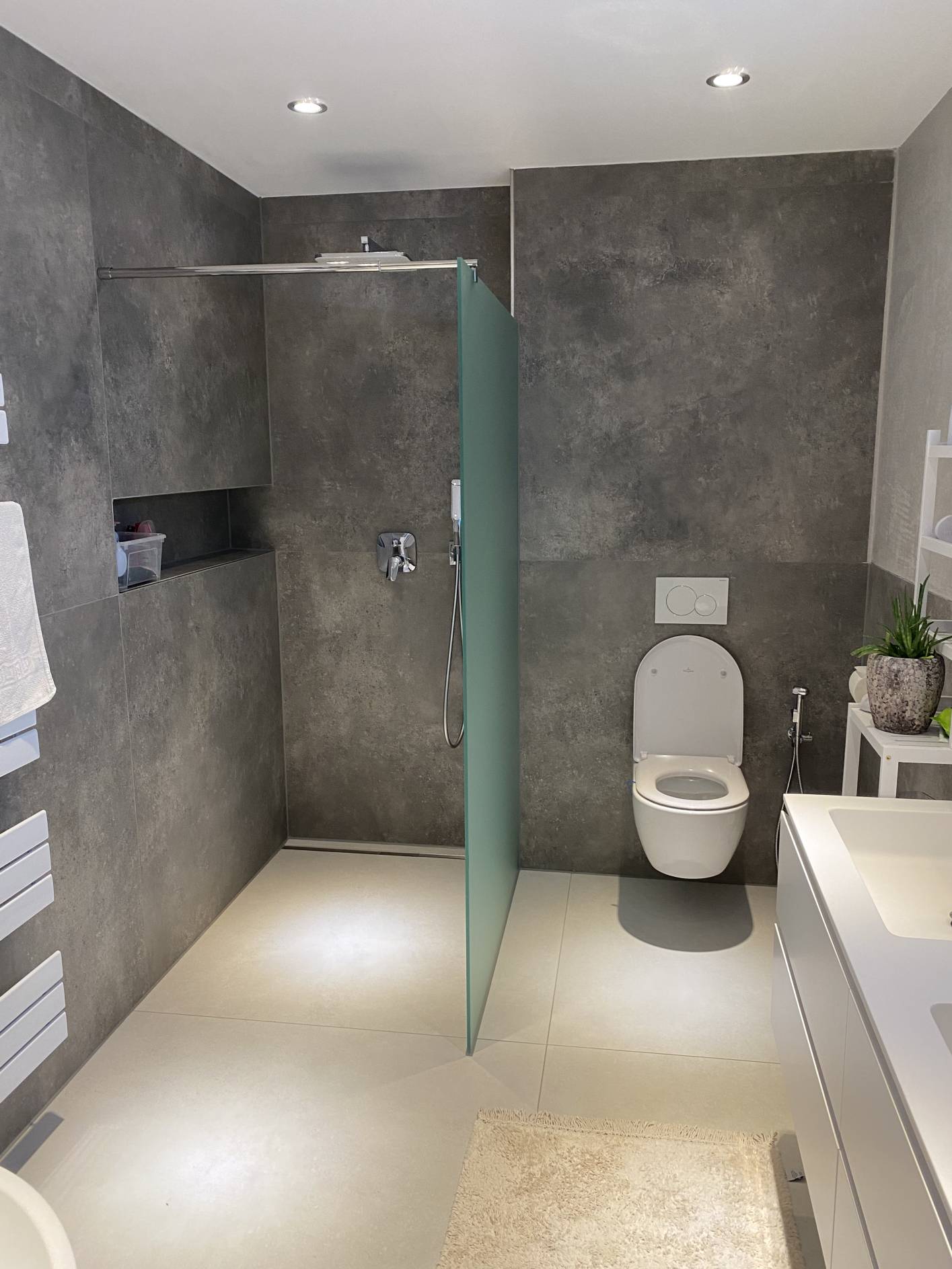 Design Bad mit 1,2/1,2 m Platten an Wand und Boden mit ebenerdiger Dusche
